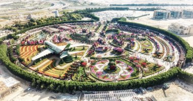 Dubai, Birleşik Arap Emirlikleri - 1 Aralık 2017. Miracle Gareden'de drone'dan görünüm - Dubai'deki çiçek parkı.