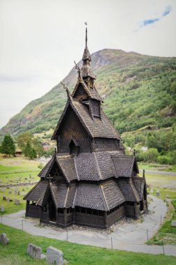 Borgund Stavkyrkje yine yeşil dağ arka plan. Norveç Mirası. 
