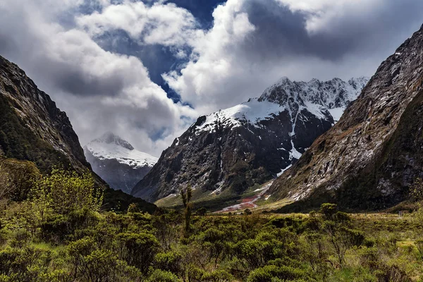 Uitzicht Zuidelijke Alpen Een Zonnige Dag Een Achtergrond Van Bewolkte — Stockfoto