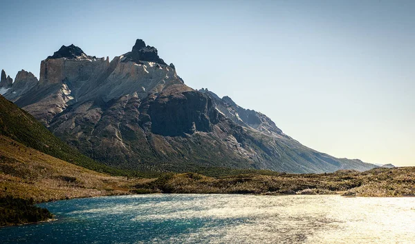Lago Pehoe Fondo Las Montañas Torres Del Paine Día Soleado —  Fotos de Stock