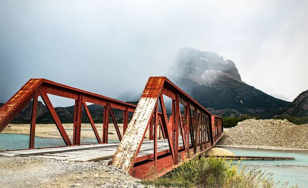 Een Oude Rode Brug Los Glaciares National Park Een Grijze — Stockfoto