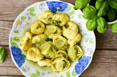 Ev yapımı vejetaryen İtalyan biyo-yumurtası taze tortellini makarna ıspanak ve ricotta ile doldurulmuş zeytinyağı ve parmesan peyniri ile süslenmiş.