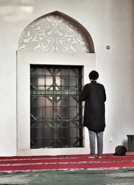 Saraybosna'da bir cami önünde dua eden Müslüman