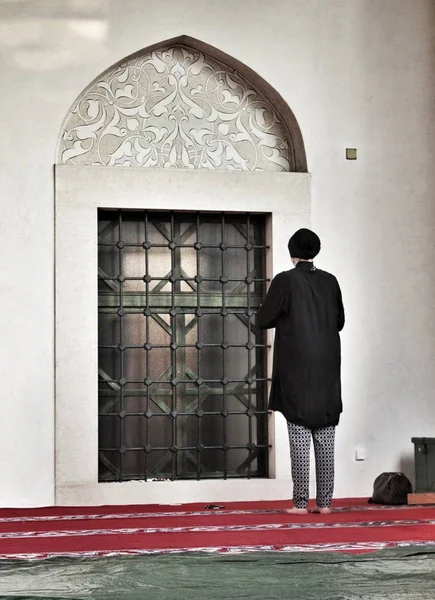 Saraybosna'da bir cami önünde dua eden Müslüman