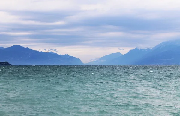 Schöne bewölkte Atmosphäre über dem Gardasee — Stockfoto