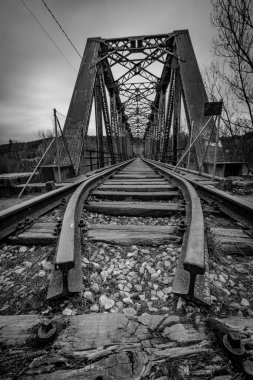 Nehrin üzerindeki demir köprü