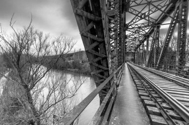 Nehrin üzerindeki demir köprü