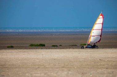 Sahilde uçurtma buggy