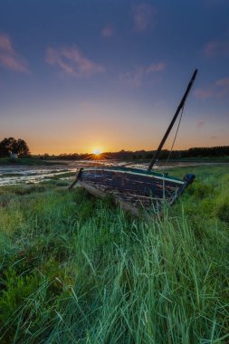 tekne çimenlerde mahsur