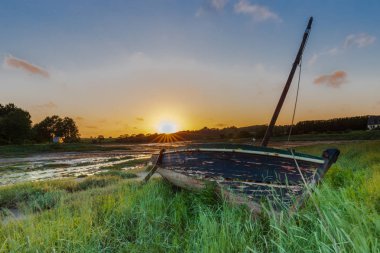 tekne çimenlerde mahsur