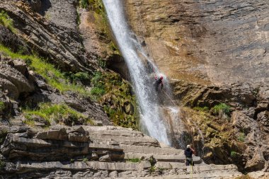 insanlar etkileyici bir şelale içinde rappelling