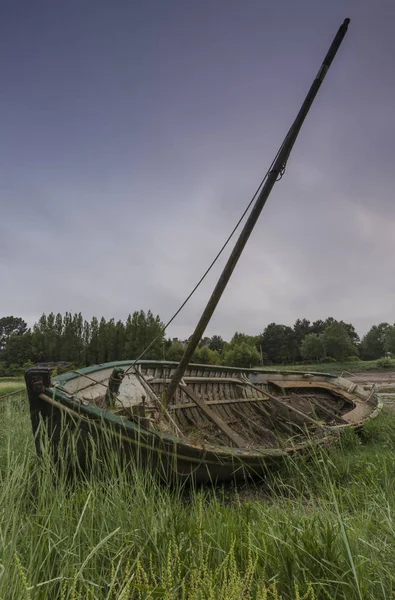 Verlaten boot in de borstel — Stockfoto