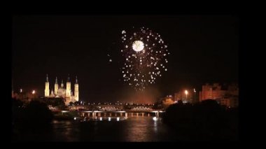 13 Ekim 2019, İspanya 'nın Zaragoza kentinde. Ebro nehri üzerinde Pilar baziliğiyle havai fişekler.