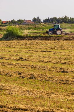 Uzaktan kumandayla çalışan traktör