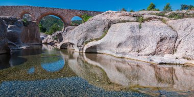 İspanya 'da bir nehrin üzerindeki taş köprü manzarası