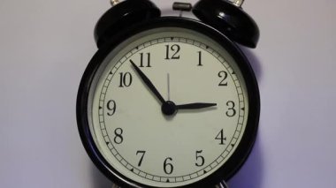 27 Mart 2021 Cumartesi saat değişimi. Bahar zamanı 02: 00 'den 03: 00' e kadar ilerleyin.
