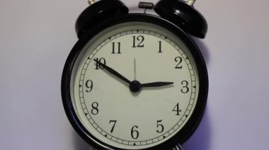 27 Mart 2021 Cumartesi saat değişimi. Bahar zamanı 02: 00 'den 03: 00' e kadar ilerleyin.