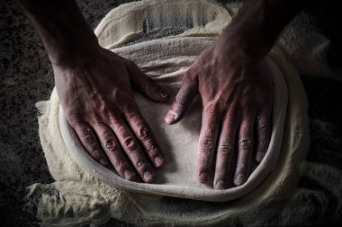 Mutfakta hamur yoğurma