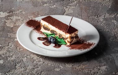 Tatlı Tiramisu çikolata arka planda çilek ile bir tabakta