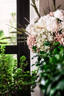 Bir restoran iç çiçek buketi