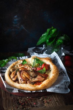 İtalyan tarzında domates soslu hamur domates ile pişmiş tavuk