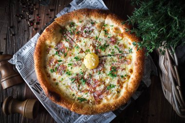 Koyu arka planda jambon ve yumurta ile Pizza