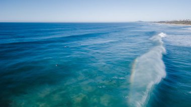 Güzel bir gün enyouing üzerinde sörfçü Avustralya, dalgalarda fotoğrafı bir dron kullanarak yukarıdan.