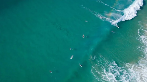 冲浪者在美丽的天 Enyouing 波浪在澳洲 从上面拍照用无人机 — 图库照片