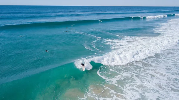 Surfistas Hermoso Día Disfrutando Las Olas Australia Fotografiados Desde Arriba —  Fotos de Stock