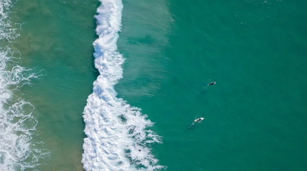 Surfistas Belo Dia Enyouing Ondas Austrália Fotografado Cima Usando Drone Imagem De Stock