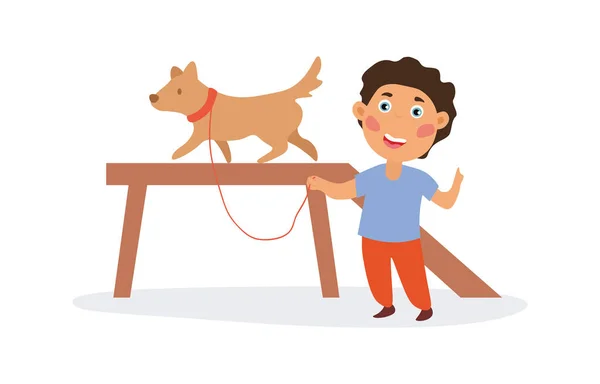 Feliz chico entrenando a su perro. — Vector de stock