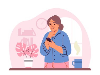 Elinde akıllı bir telefon, düşünceli bir ifade, düz grafik tarzı kitaplarla, kahve bardağıyla ve bitkilerle dolu bir ev, günlük kıyafetli yaşlı bir kadın. Vektör illüstrasyonu