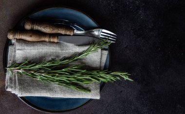 Ceraik plakalar ve biberiye ile masa ayarı