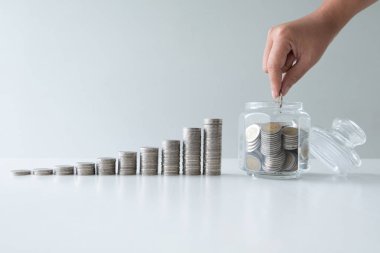 el sikke büyüme bar grafiği ile cam şişe banka içine sikke koyarak, suscess için iş başlatmak, gelecek planı ve emeklilik fonu kavramı için para tasarrufu