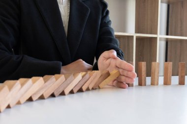 el durdurmak blokları ahşap oyun, ahşap blok yerleştirerek kumar. Kavram Risk yönetim ve strateji planı, başarıya iş korumak