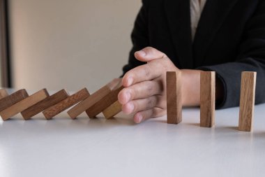 el durdurmak blokları ahşap oyun, ahşap blok yerleştirerek kumar. Kavram Risk yönetim ve strateji planı, başarıya iş korumak