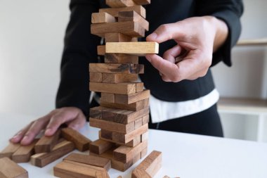 el oyun blokları ahşap oyun, ahşap blok yerleştirerek kumar. Kavram yönetimi ve strateji planı, büyüme iş başarı süreci riski