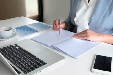 iş kadını, yeni yönetim başarısı için hedefler belirlemek grafik analiz var