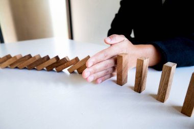 Kadın el bloklar diğer korumak için ahşap durdurmak, Yönetim ve strateji planı Kavram Riski