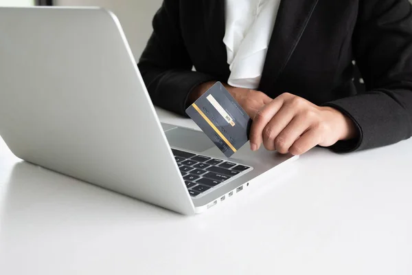 Потребительские расходы деловых женщин с помощью кредитной карты для покупок в Интернете на ее ноутбуке — стоковое фото
