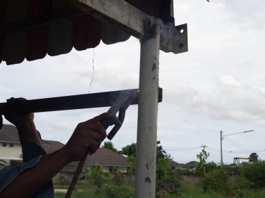 Kaynak makinesi ile çelik çerçeve kaynak elektrot kullanarak kaynakçı, Kaynak ışık ve duman kıvılcım