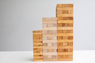 Mimari modele sahip ahşap blok kule, Planlama Alternatif Risk ve İş Stratejisi konsepti