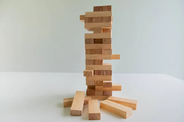 Torre del blocco di legno con modello di architettura, Pianificazione del rischio alternativo e strategia nel concetto di business — Foto Stock