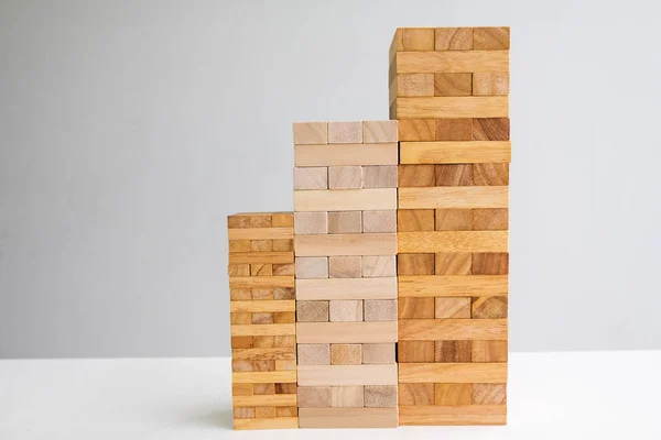 Dřevní bloková věž s architektonickými vzory, plánování alternativních rizik a strategie v obchodní koncepci — Stock fotografie