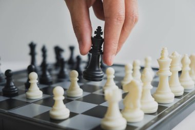 el beyaz arka plan ile gemide satranç taşları tutarak, başarı İş Stratejisi tahrik