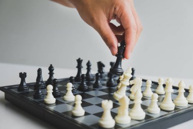 el beyaz arka plan ile gemide satranç taşları tutarak, başarı İş Stratejisi tahrik