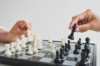 el beyaz arka plan ile gemide satranç taşları tutarak, başarı İş Stratejisi tahrik