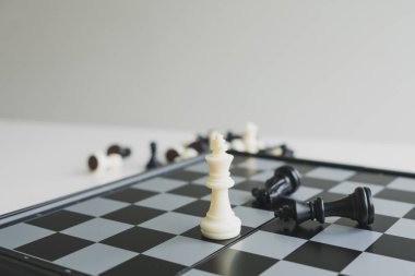 Beyaz arka plan ile gemide Satranç taşları, başarı İş Stratejisi tahrik