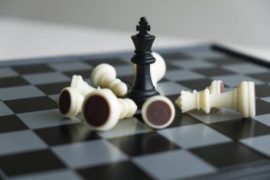 Beyaz arka plan ile gemide Satranç taşları, başarı İş Stratejisi tahrik