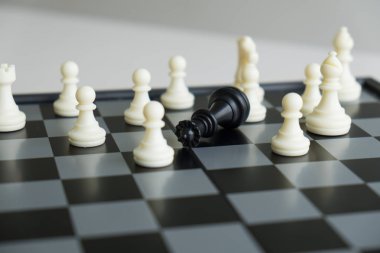 Beyaz arka plan ile gemide Satranç taşları, başarı İş Stratejisi tahrik